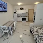 Studio-Apartman Ella